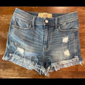 HOLLISTER Womens high rise denim jean short-short, 2” inseam; size 3, waist 26.